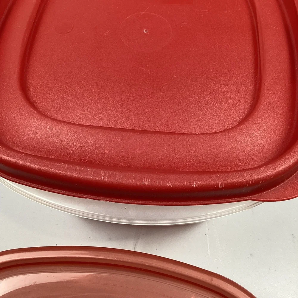 12 Piece Rubbermaid Containers (6 containers with 6 lids)
